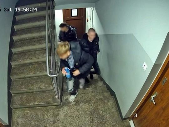 Bulwersująca napaść na klatce schodowej