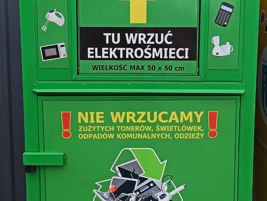Całodobowy pojemnik na elektrośmieci na targowisku w Sobieniach-Jeziorach