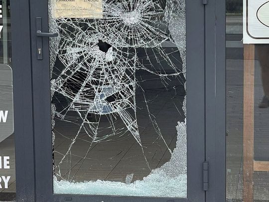 Chuligan dewastował sklepowe witryny. Spowodował duże straty!