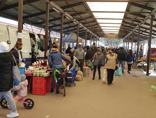 Chuligański wybryk na targowisku w Otwocku. Policja namierzyła sprawcę