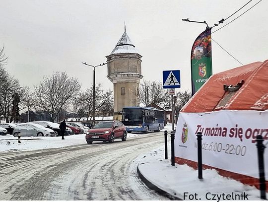 Czekasz na autobus? Tu można się ogrzać. Namiot w centrum Otwocka