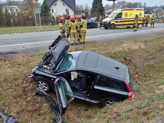 Czołowe zderzenie na trasie 801 przy markecie [FOTO]