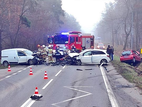 [FOTO] Czołowe zderzenie osobówek na wojewódzkiej “801”. Dwie osoby ranne