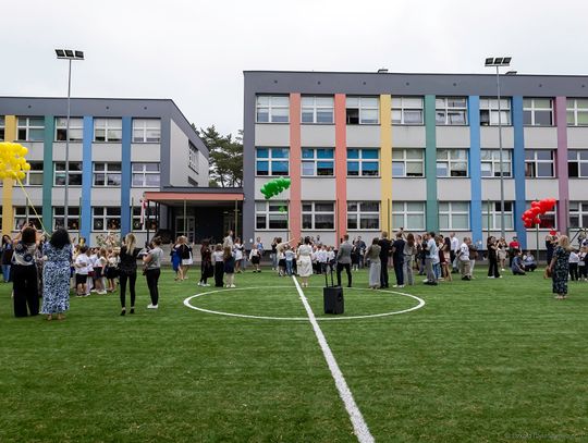 Czterdzieści lat minęło! Jubileusz SP12 w Otwocku z koncertem, wspomnieniami i bajkową ławeczką