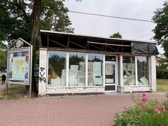 Dawna księgarnia straszy w centrum Józefowa! Co dalej z budynkiem?