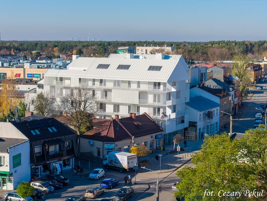 Dom z dwoma wieżami już stoi. Obok będzie nowy obiekt handlowy w stylu świdermajer Dom z dwoma wieżami już stoi. Obok będzie nowy obiekt handlowy w stylu świdermajer