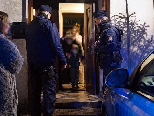 Dramat za zamkniętymi drzwiami. Sąsiad wezwał policję do dziecka i jego matki