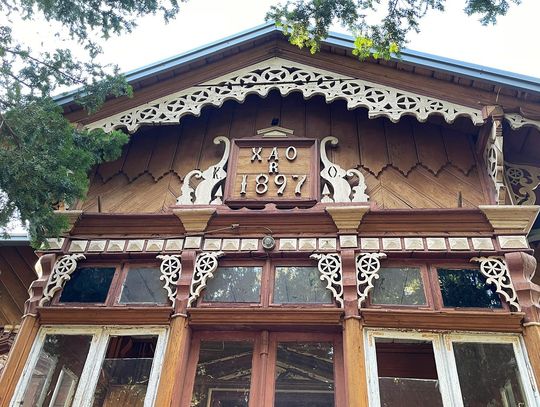 Drewniane „koronki” sprzed 130 lat. Niezwykła plebania w powiece otwockim