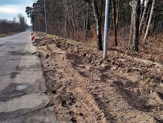 Drogowcy przebudują drogę przy torach. Wykonawca już rozpoczął prace