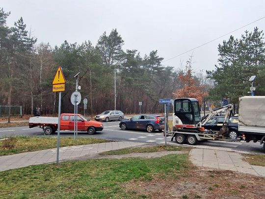 Drogowy koszmar na Karczewskiej. Ślusarskiego z pierwszeństwem przejazdu!