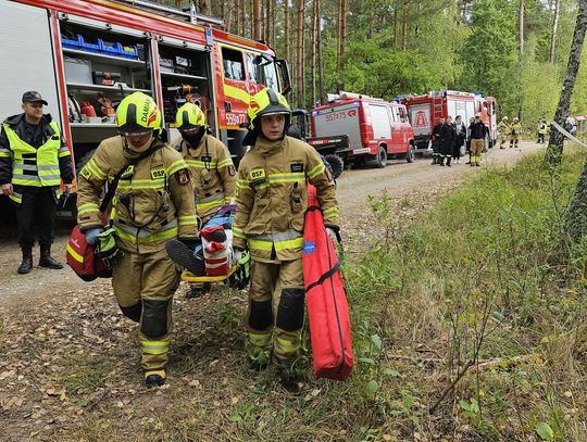 Duża akcja policji i strażaków w lesie. Poszkodowane dzieci [FOTO]