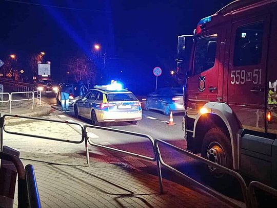 Ciężarówka w rowie i wypadek na trasie „50”. Dwie osoby trafiły do szpitala Ciężarówka w rowie i wypadek na trasie „50”. Dwie osoby trafiły do szpitala