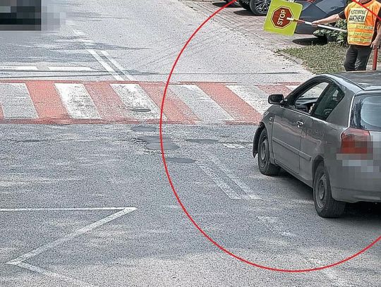 Dzieci wychodziły ze szkoły. Zignorował znak STOP i z impetem wjechał na pasy! [FILM]