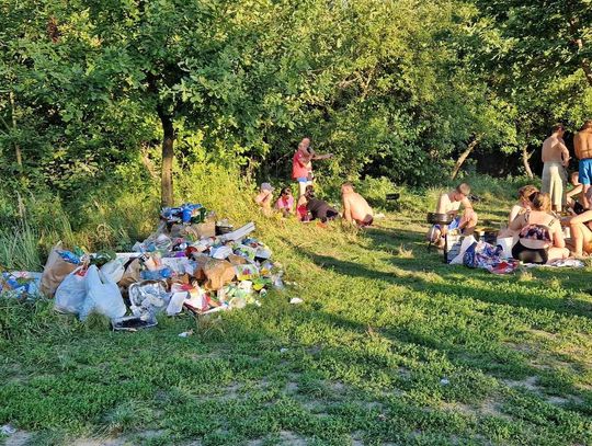 Dzikie brzegi, dziki relaks. Plażowanie nad rzeką Świder i jeziorem Rokola