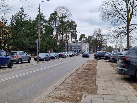 Dzikie parkowanie przed ratuszem. Kierowcy: „Skoro policja nie reaguje, to chyba można"