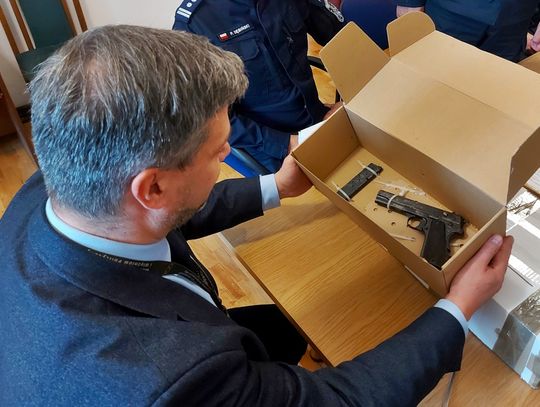 Eksponaty należące do żołnierza Armii Krajowej znaleziono w budzie w Dąbrówce