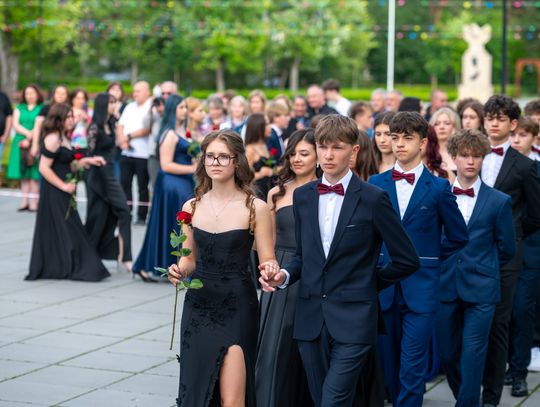 Eleganckie stroje, czerwone róże i polonez. Tak ósmoklasiści pożegnali podstawówkę