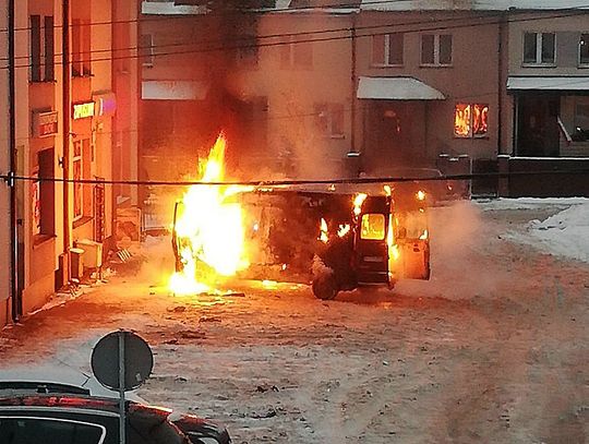 [FOTO] Pożar samochodu na parkingu przed sklepem