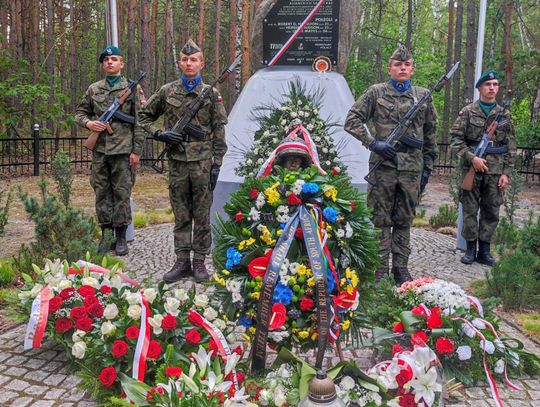 Józefów upamiętnia bohaterskich lotników: 80. rocznica katastrofy Liberatora [FOTO, VIDEO]