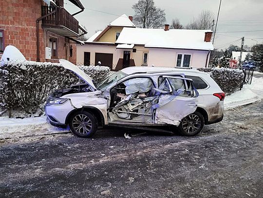 [FOTO] Wypadek na łuku drogi. Osobówka zderzyła się z ciężarówką