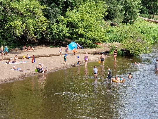 Gdzie nad wodę w weekend? Najlepsze miejsca na kąpiel, plażowanie i piknik w okolicach Otwocka