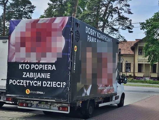 Gdzie wolność słowa, a gdzie ochrona dzieci? Ciężarówka z drastycznymi obrazami w centrum [AKTUALIZACJA]