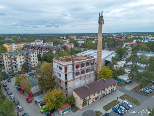 Incydent na kominie dawnej kotłowni. Interweniowała policja i straż pożarna Incydent na kominie dawnej kotłowni. Interweniowała policja i straż pożarna