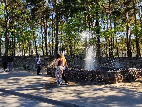 Kamienna fontanna znowu tryska wodą. Nowa przestrzeń dla mieszkańców [FOTO]