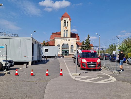 Koniec z parkowaniem przed dworcem. Kasa i toaleta w kontenerze – tak zaczyna się remont dworca