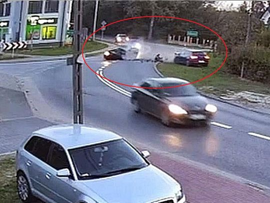 Kierowca BMW wyprzedzał na łuku drogi i zderzył się z seatem. Tu powinno być rondo! [FILM]
