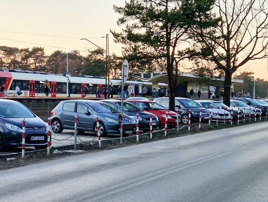 Kierowcy stracą parking przy PKP Józefów. Gdzie zostawić auto?