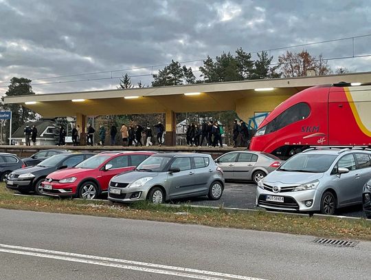 Kierowcy stracą ponad 500 miejsc parkingowych wzdłuż linii Wawer-Otwock. Gdzie parkować?
