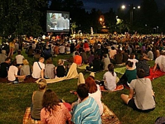 Niezapomniane letnie seanse filmowe na plaży romantycznej