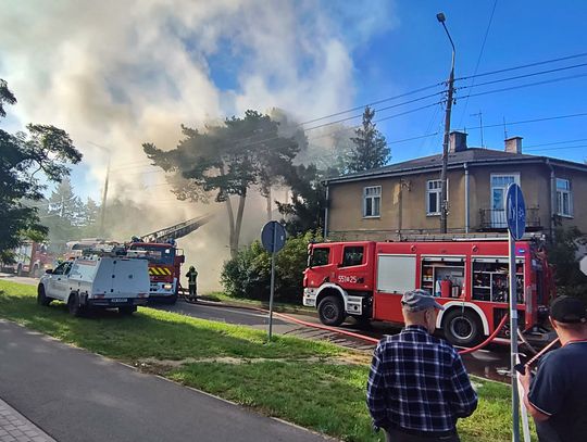 Kolejny pożar drewniaka w Otwocku. Strażacy ewakuowali człowieka i uratowali koty [FOTO]