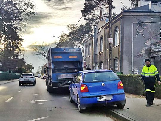 Kolizja na Czaplickiego. Śmieciarka uderzyła w osobówkę