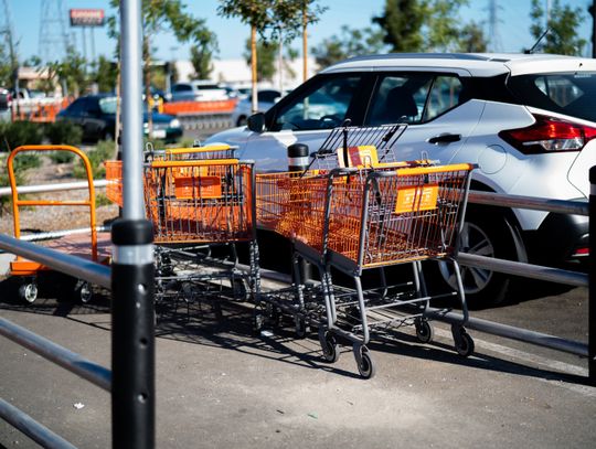 Kolizja na parkingu przed marketem w Józefowie. Zaskakujący finał sprawy