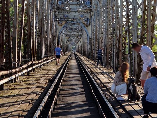 Koniec „dzikich przejść” nad Wisłą! Nowy most kolejowy, na który czekali mieszkańcy i rowerzyści [FOTO]