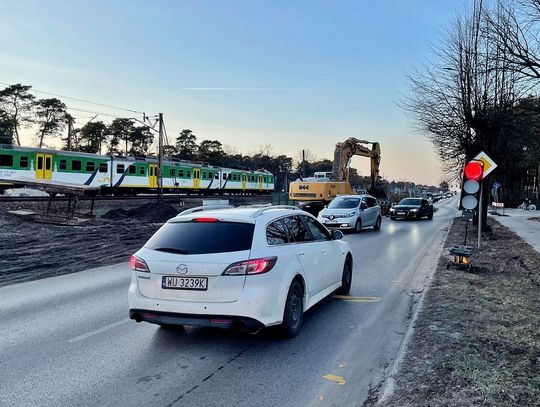 Korki i utrudnienia na trasie do Warszawy. Zmiany przy PKP Józefów i zamknięcia ulic