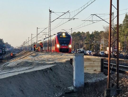 Korki przy torach, utrudnienia i budowa tymczasowych peronów na linii Wawer–Otwock