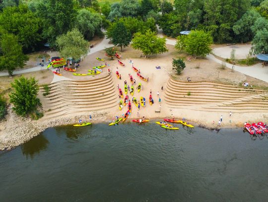 Majówka z widokiem na Wisłę – prom, kajaki i relaks na plaży