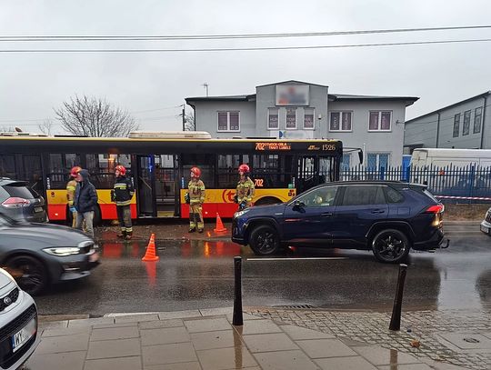 Miejski autobus linii 702 zjechał z drogi. Poszkodowana jedna osoba