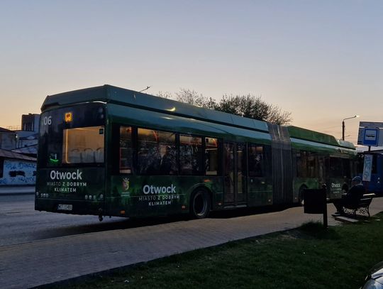 Miejski autobus potrącił kobietę na przystanku w Otwocku