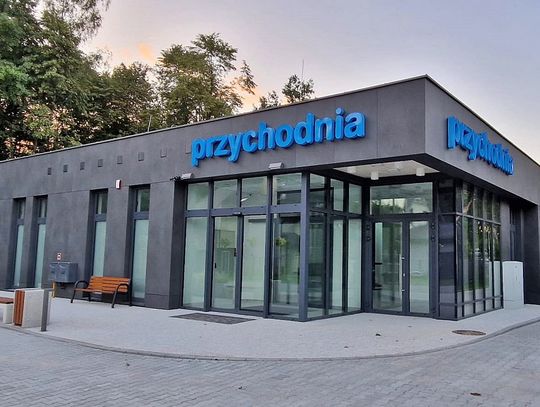 Mieszkańcy oburzeni decyzją rady! Gmina „oddaje” przychodnię i aptekę bez przetargu?