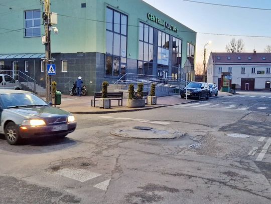 Mini rondo, ścieżka rowerowa i droga do plaży pod znakiem zapytania