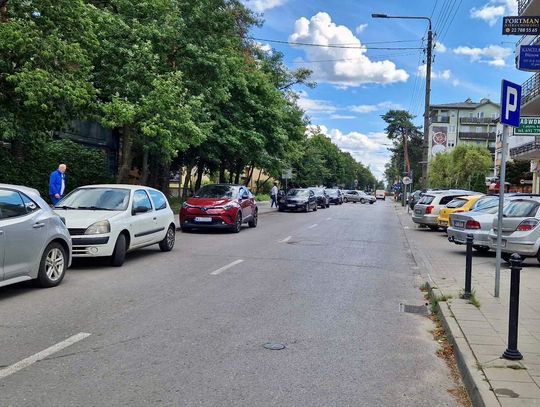 Na zamkniętym odcinku ul. Andriollego kierowcy zrobili sobie parking