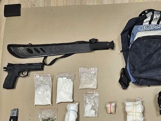 Narkotyki, maczeta i replika broni. Policyjna akcja w Otwocku