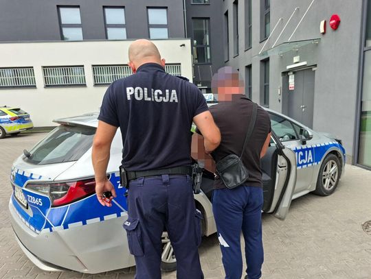 Nerwowy manewr zdradził poszukiwanego. 35-latek trafił za kratki