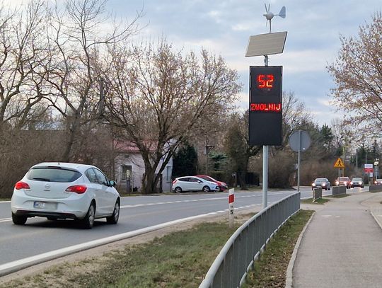 Nie fotoradar, ale też patrzy! Nowy „strażnik” prędkości przy przedszkolu