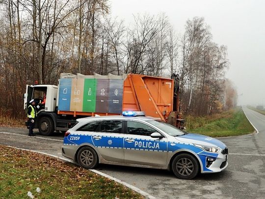 Niebezpieczne manewry na ulicach. Policja kontroluje śmieciarki