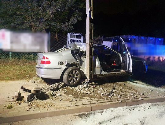 Nocny drift kierowcy BMW zakończył się na słupie